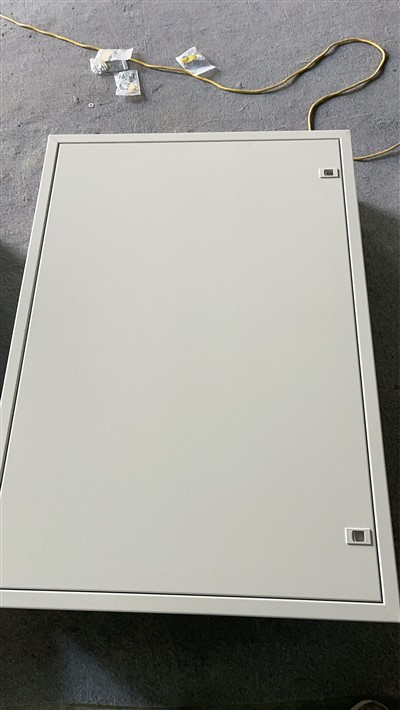 धातु के बाड़े दीवार पर अनुकूलित